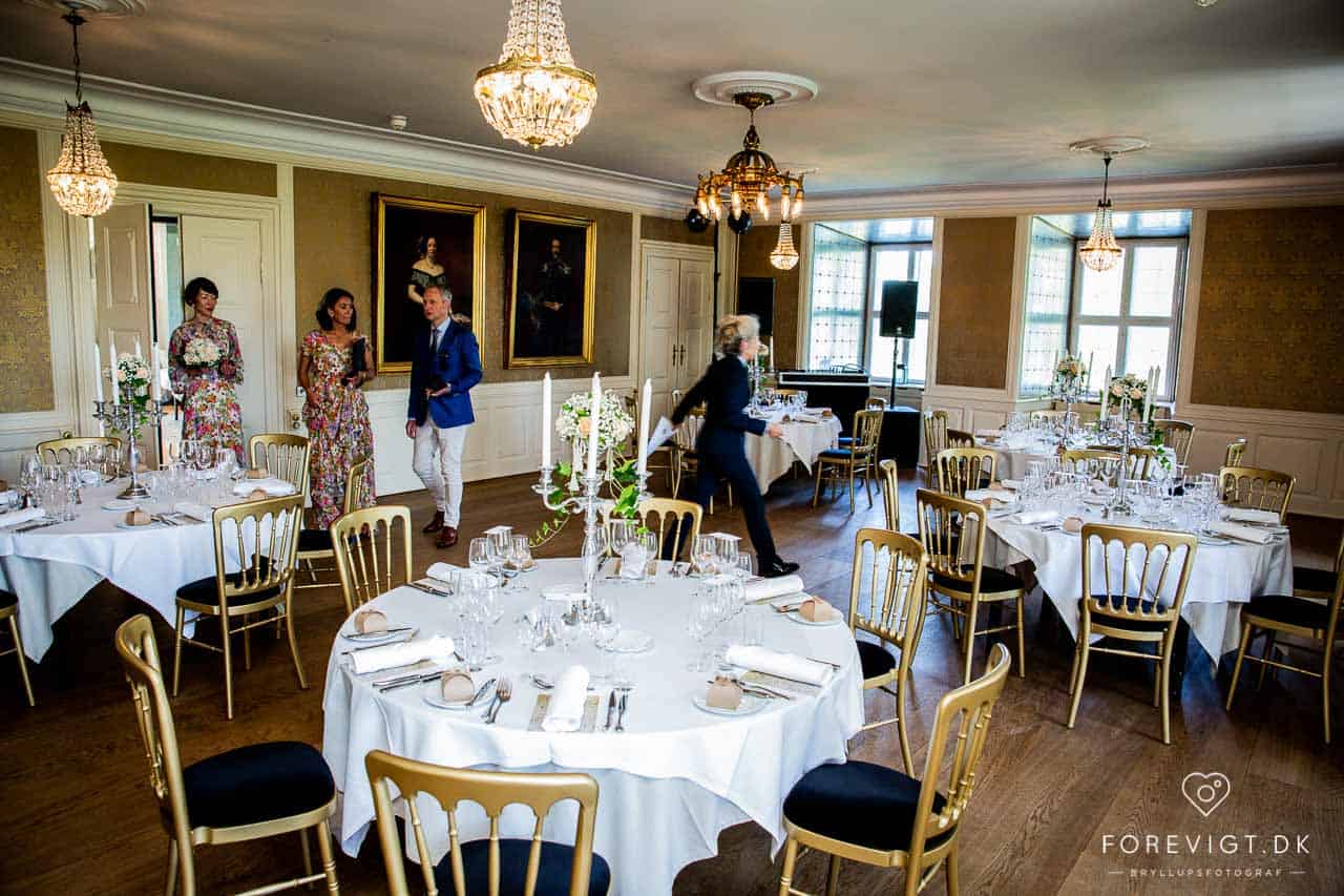 Brudehår og brudemakeup ved bryllup på Sjælland