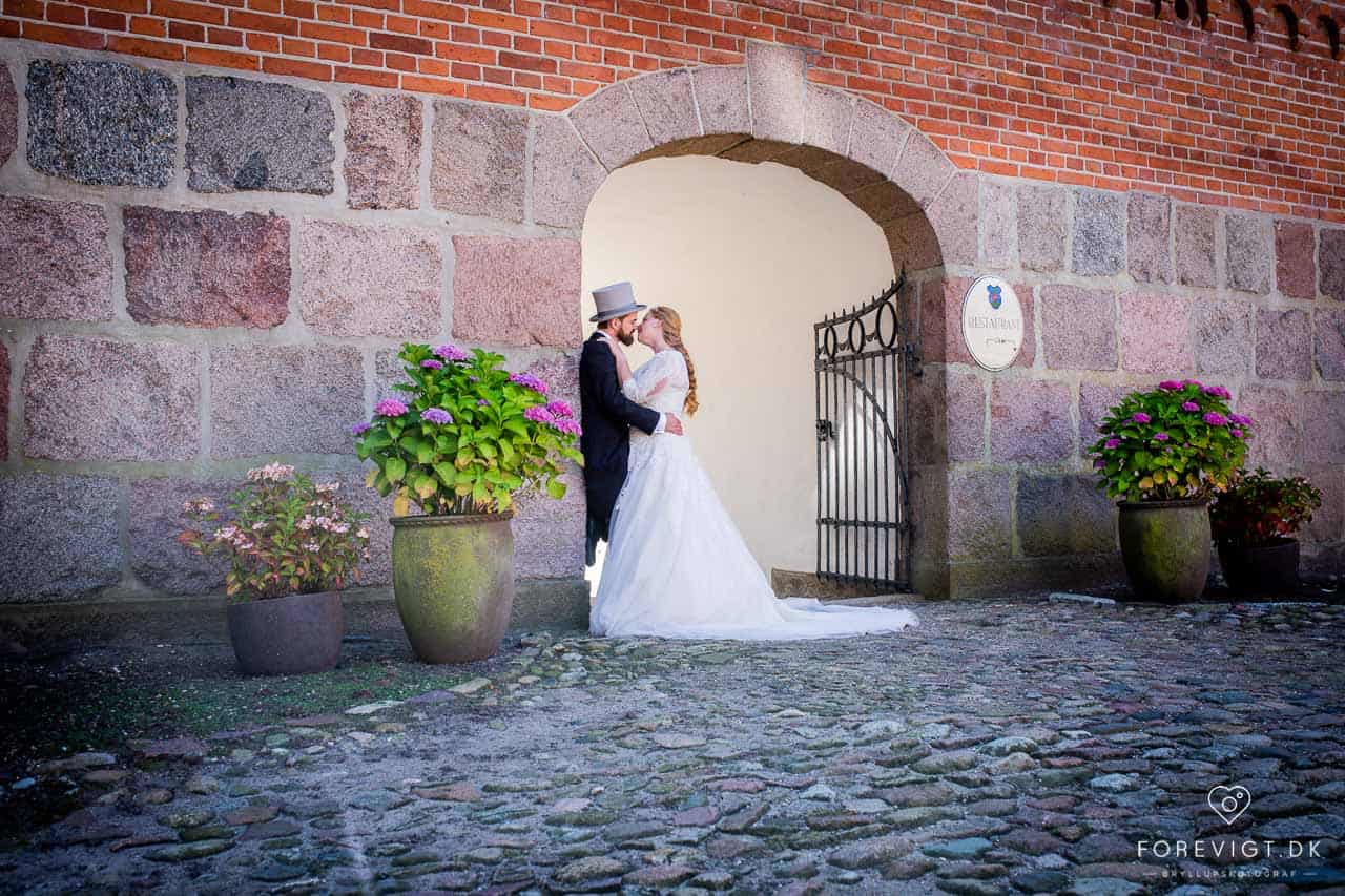 Et bryllup på Broholm Slot begynder med at brudeparret