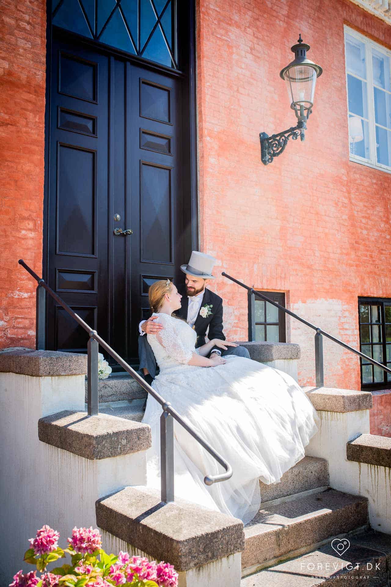 For enhver med blot et minimum af historisk flair eller romantisk-nostalgisk forkærlighed, er et besøg eller ophold på Broholm Slot en spændende oplevelse.