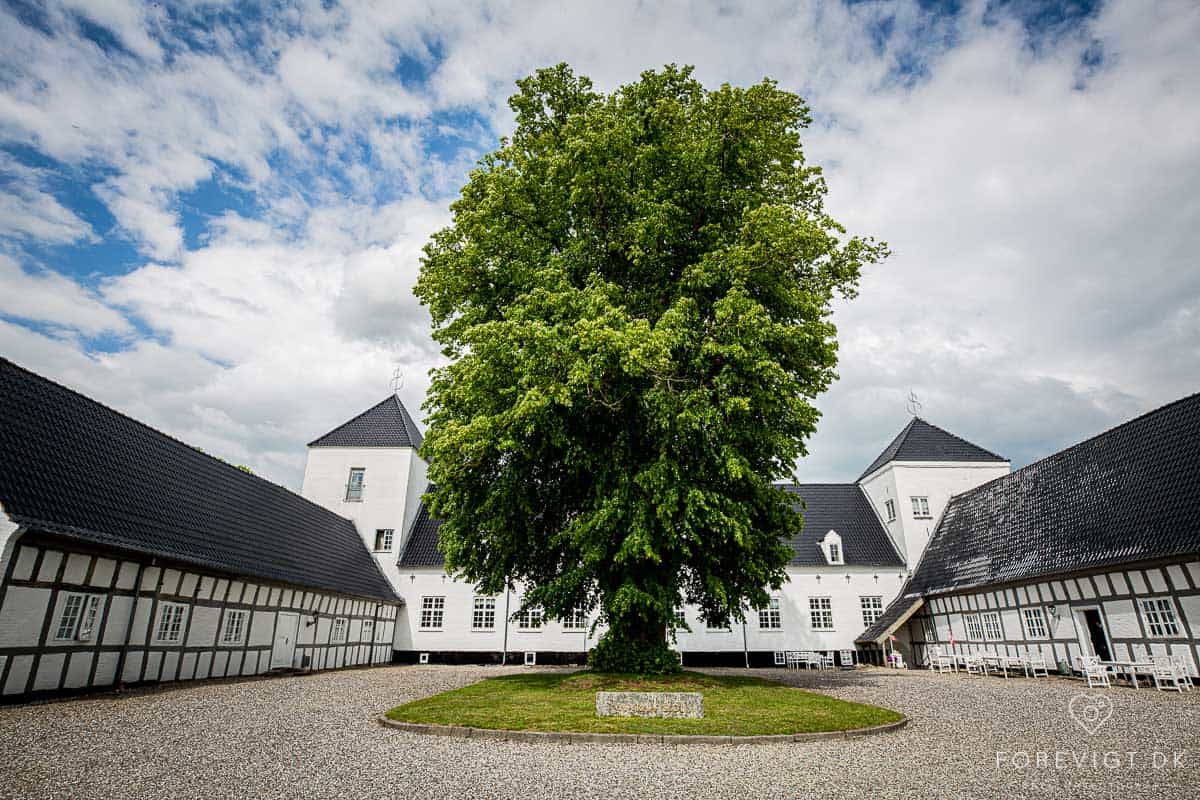 Vrå Slotshotel ble oppført i 1645 og har således mye historie i veggene. Alle de 44 rommene har himmelsenger og utsikt til parken.