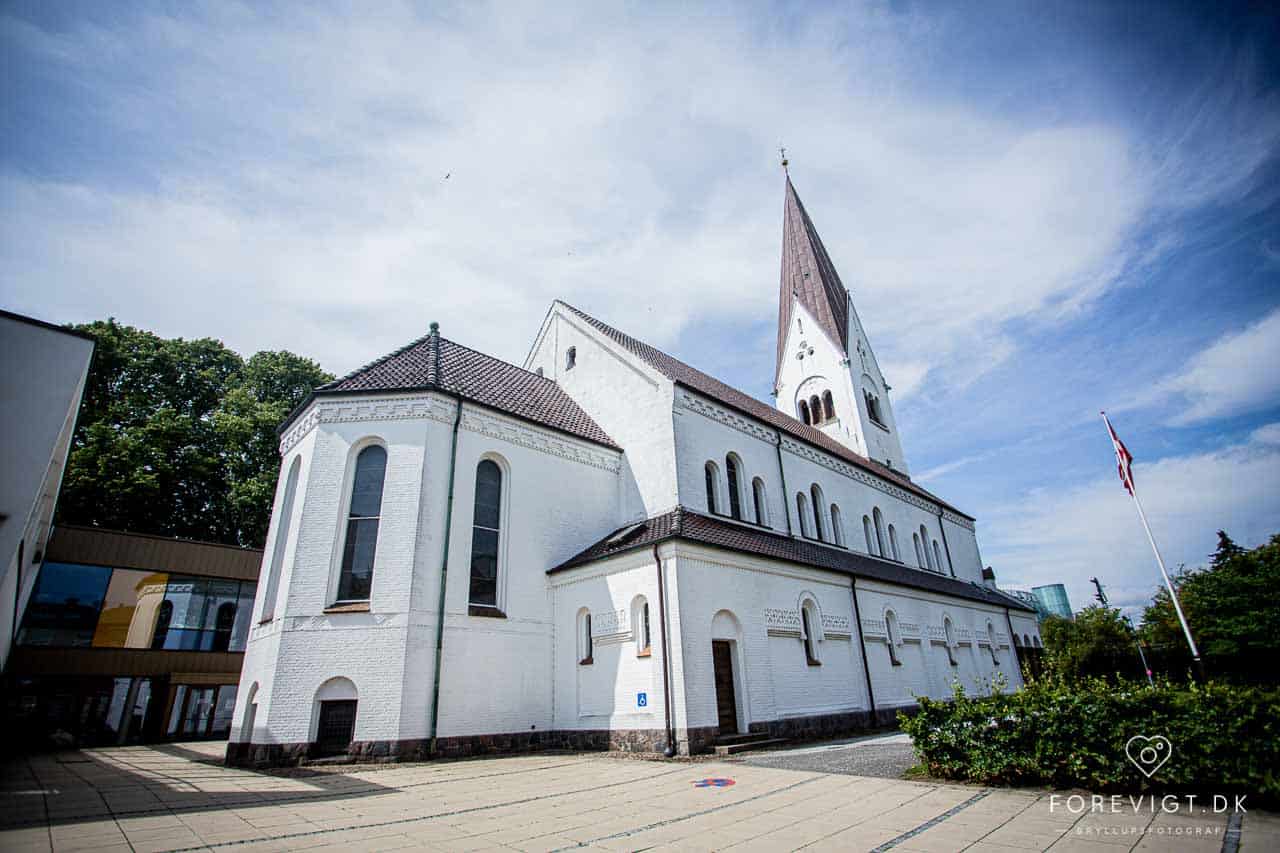 Brudeparret sagde ja i Vor Frelsers Kirke i Vejle