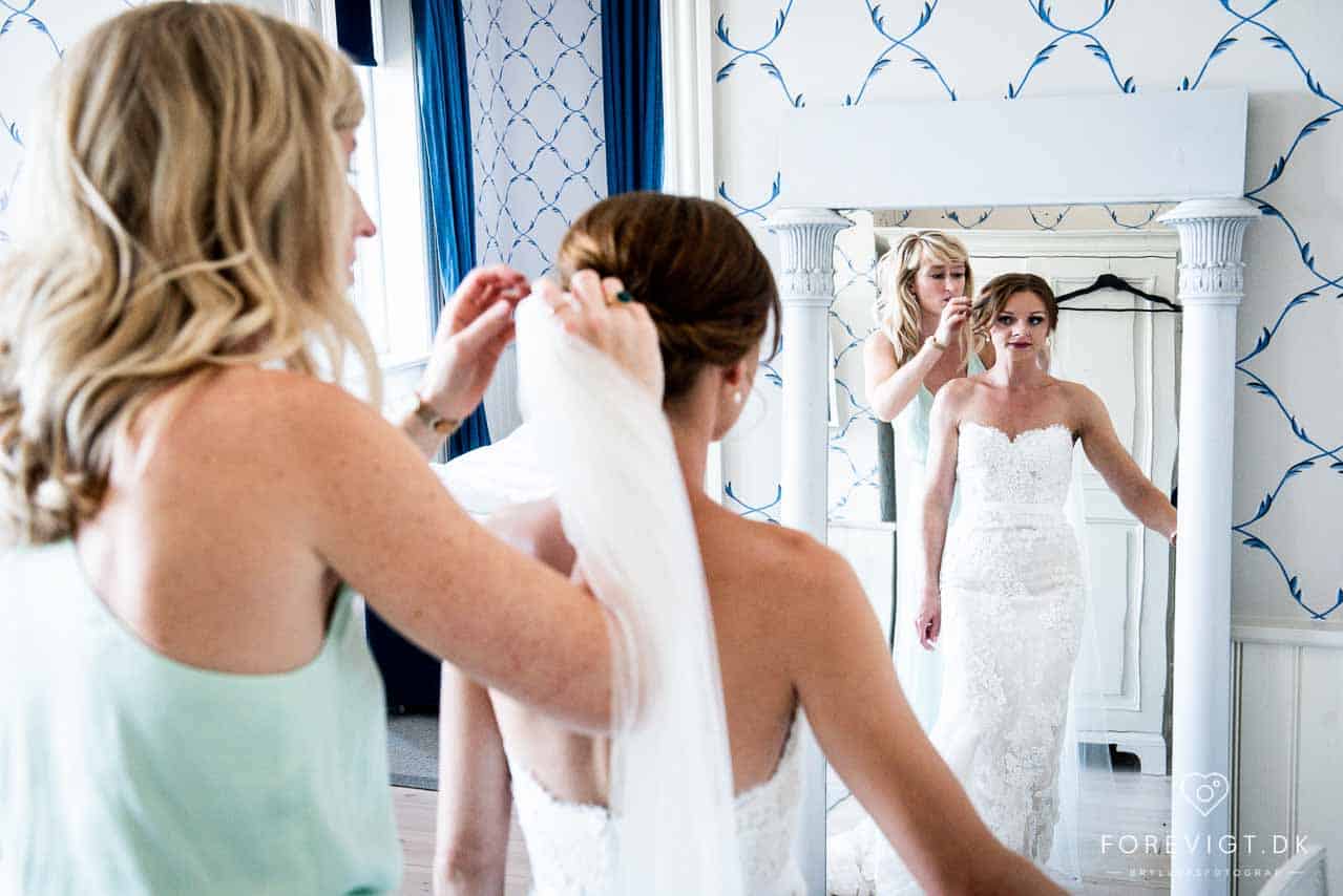 Imitation - Der sættes op til bryllup på Hotel Bretagne