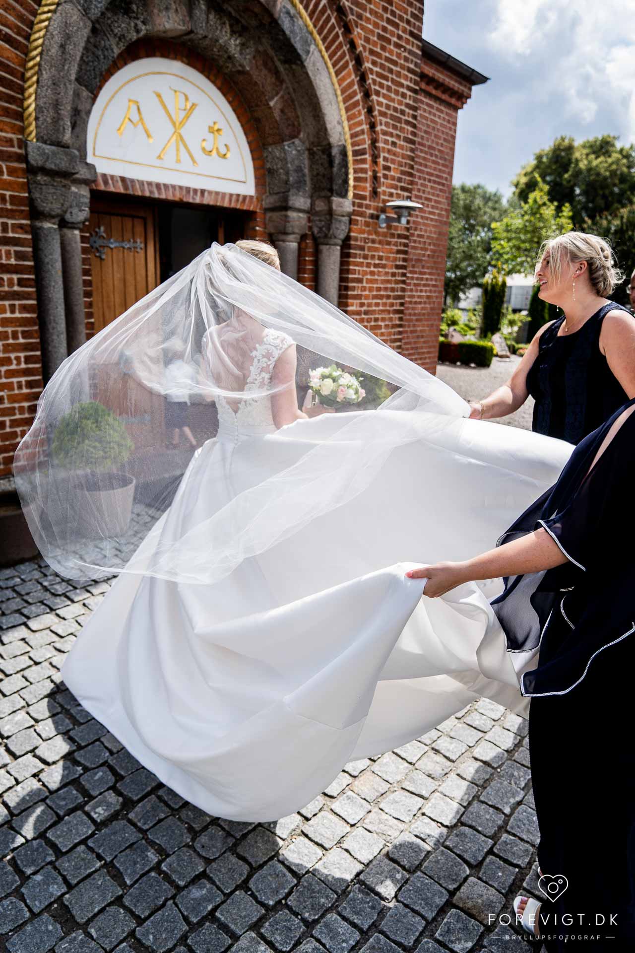 Tirsbæk Gods bryllup på en smuk dag