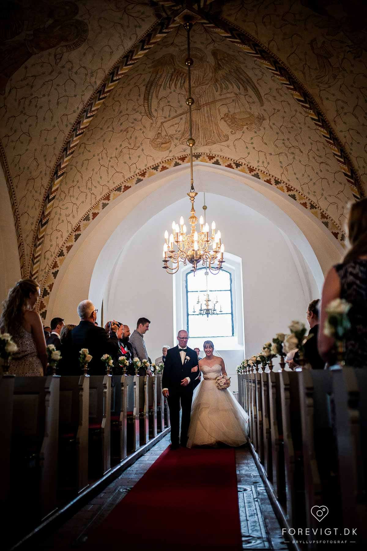 Bryllupsfotograf i København med stor erfaring - Ballerup Kirke