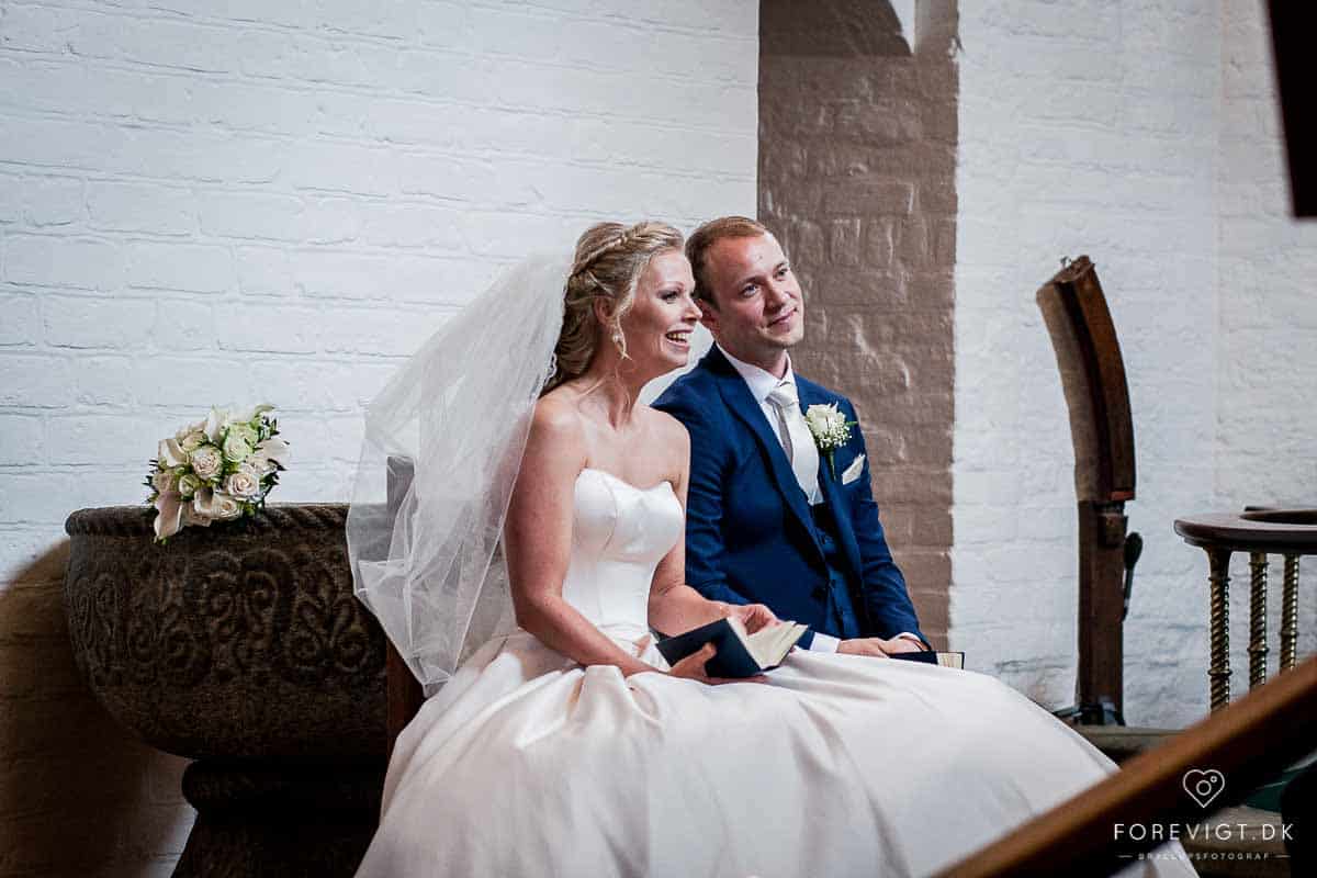 Brudehår og brudemakeup ved bryllup på Sjælland